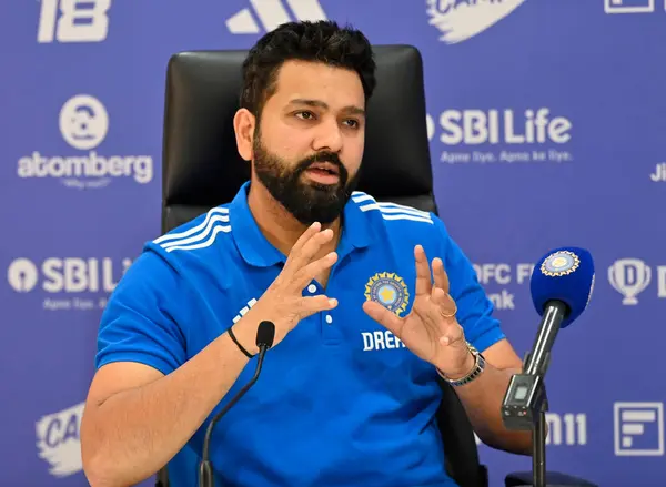 MUMBAI, INDIA - 2 Mayıs 2024: Hindistan Kriket Takımı Kaptan Rohit Sharma ve Şef Seçmen Ajit Agarkar, 2 Mayıs 2024 tarihinde Hindistan 'ın Mumbai kentinde düzenlenecek ICC T20 Dünya Kupası için basın toplantısında basın mensuplarına demeç verdiler..