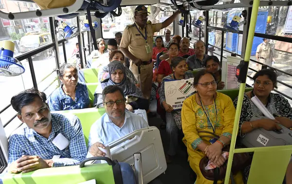 stock image MUMBAI, INDIA - MAY 19, 2024: Polling officer check election equipment distributed by election officials and secure it respective polling booth for Lok sabha election 2024 , at Sir JJ school of Arts , CSMT , on May 19, 2024 in Mumbai, India.