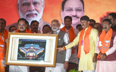 NEW DELHI, INDIA - 18 Mayıs 2024: Başbakan Narendra Modi ile Delhi BJP Adayları Manoj Tiwari, Harsh Malhotra, Praveen Khandelwal ve Delhi BJP başkanı Virendra Sachdeva arasında Delhi 'de düzenlenen bir Loksabha seçim mitinginde.