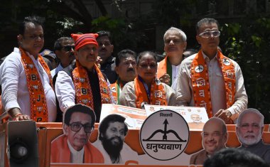 MUMBAI, INDIA - 3 Mayıs 2024: Yamini Jadhav, Shiv Sena Güney Mumbai adayı, Rahul Narwekar, Mangal prabhat Lodha ve Milind Deora ile birlikte Fort Fort Sabha 'da Lok Sabha' nın seçim adaylığı sırasında görüldü..