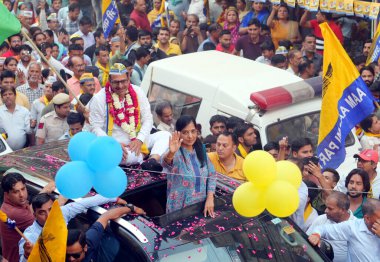 Sunita Kejriwal, wife of Delhi CM Arvind Kejriwal, greets the crowd during the roadshow for the upcoming Lok Sabha Elections, at village Deoli near Sangam Vihar, on May 5, 2024 in New Delhi, India.  clipart