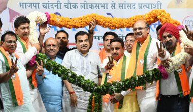 NEW DELHI, INDIA - 8 Mayıs 2024: Chandni Chowk Praveen Khandelwal ve BJP liderlerinden BJP adayı ile birlikte 8 Mayıs 2004 tarihinde Hindistan 'ın Yeni Delhi kentinde yapılan Shastri Nagar' da yapılan seçim kampanyası sırasında.