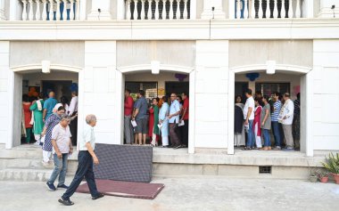 LUCKnow, INDIA - 20 Mayıs 2024: 20 Mayıs 2024 'te Hindistan' ın Lucknow kentindeki Lok Sabha Seçiminin beşinci safhasında oy kullanmak için sırada bekleyen seçmenler. 