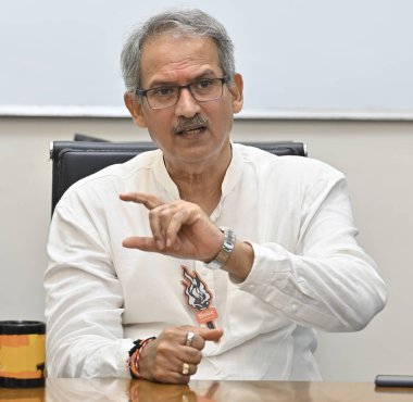 MUMBAI, INDIA - 13 Mayıs: Anil Desai, Shiv Sena (UBT), 13 Mayıs 2024 tarihinde Hindistan, Mumbai 'deki HT ofisinde verdiği röportajda.