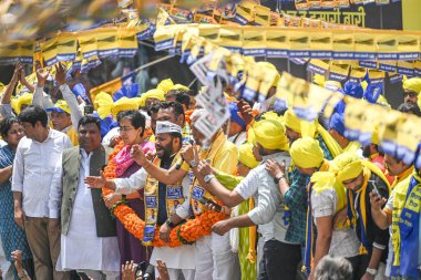 NEW DELHI, INDIA - 4 Mayıs 2024: Önümüzdeki Loksabha Seçimleri için Doğu Delhi Kuldeep Kumar 'dan AAP adayı, Mandawali Bölgesi Seçim Kağıtları başvurusunda bulunmadan önce Delhi bakanı ve AAP lideri Atishi ile birlikte bir Roadshow sırasında görüldü.