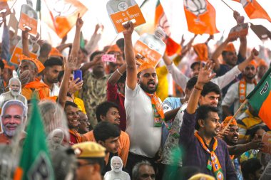 NEW DELHI, INDIA - 18 Mayıs 2024: Bharatiya Janata Partisi (BJP) destekçileri 18 Mayıs 2024 tarihinde Hindistan 'ın Yeni Delhi kentinde düzenlenen bir halk mitinginde Başbakan Narendra Modi' nin pankartlarını tutuyorlar.