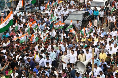 Tüm Hindistan Trinamool Kongresi (AITC) genel sekreteri ve Elmas Limanı seçmen adayı Abhishek Banerjee, 10 Mayıs 2024 tarihinde Hindistan 'ın Kalküta kentinde Alipur' da 2024 Genel Seçim için aday gösterilmeden önce bir miting düzenledi.