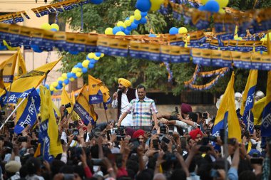 NEW DELHI, INDIA - 12 Mayıs 2024: Delhi CM Arvind Kejriwal ile birlikte Yeni Delhi seçmen adayı Somnath Bharti 'nin Moti Nagar' da yapılacak Lok Sabha seçimlerine destek için düzenlenen yol gösterisinde görülen Punjab 'ın başkanı Bhagwant Mann
