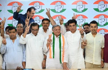 NEW DELHI, INDIA - 4 Mayıs 2024: Eski NCP Milliyetçi Kongre Partisi lideri Yoganand Shastri, Kongre lideri Deepak Babaria ve Devender Yadav, AICC, Akbar Road 'daki geçici DPCC Başkanı.