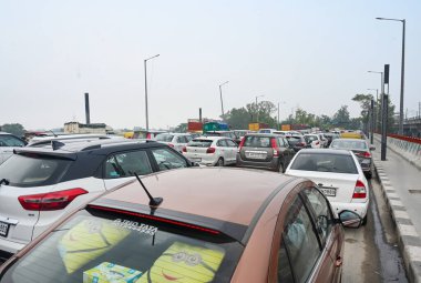 NEW DELHI, INDIA - 27 Temmuz 2024: Kanwariyas 'ın Kalindi Kunj sınırına gelişi, 27 Temmuz 2024 tarihinde Hindistan' ın Yeni Delhi kentinde bir trafik sıkışıklığına neden oldu. Kanwar Yatra, Lord Shiva 'nın dindarlarının her yıl yaptığı bir hac yolculuğudur. Kanwar döneminde.