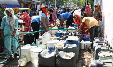 NEW DELHI, INDIA - 31 Mayıs 2024: Delhi Jal Board (DJB) su tankeri sakinleri ve çocukları, Vivekananda Kamp Chanakyapuri 'de yaz aylarında yaşanan bir su krizinin ortasında, 31 Mayıs 2024 tarihinde, Hindistan' ın Yeni Delhi kentinde. 