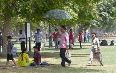 NEW DELHI, INDIA - 29 Mayıs 2024: sıcak hava gününde insanlar Yeni Delhi, Hindistan 'daki sıcak hava dalgalarını haber yaptılar. Delhi-NCR, Çarşamba günü tüm zamanların en yüksek sıcaklığının 52,9 derece (127,22 Fahrenheit) olduğunu kaydetti.