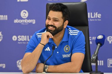 MUMBAI, INDIA - 2 Mayıs 2024: Hindistan Kriket Takımı Kaptan Rohit Sharma ve Şef Seçmen Ajit Agarkar, 2 Mayıs 2024 tarihinde Hindistan 'ın Mumbai kentinde düzenlenecek ICC T20 Dünya Kupası için basın toplantısında basın mensuplarına demeç verdiler..