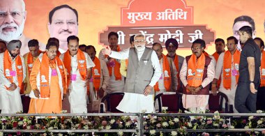 NEW DELHI, INDIA - 18 Mayıs 2024: Başbakan Narendra Modi ile Delhi BJP Adayları Manoj Tiwari, Harsh Malhotra, Praveen Khandelwal ve Delhi BJP başkanı Virendra Sachdeva arasında Delhi 'de düzenlenen bir Loksabha seçim mitinginde.