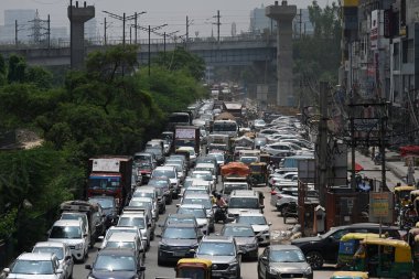 NOIDA, INDIA - 5 Mayıs 2024 'te Hindistan' ın Noida kentinde yapılan (NEET-UG) muayenesinden dolayı sektör 27 'de trafik sıkışıklığı. 