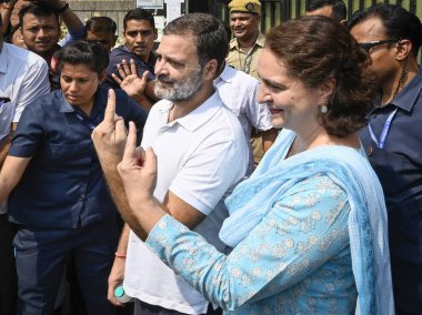 NEW DELHI, INDIA - 25 Mayıs: Kongre lideri Priyanka Gandhi ve kardeş Rahul Gandhi Lok Sabha seçimlerinin altıncı safhasında oy kullandıktan sonra parmaklarını silinmez mürekkeple işaretlediler.