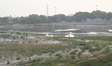 22 Mayıs 2024 'te Yeni Delhi, Hindistan' da Wazirabad, Kuzey Doğu Delhi 'de çöl ve düşük su seviyesi yamuna nehri manzarası. Delhi 'deki su krizi çoğunlukla Yamuna nehrindeki su seviyesinin azalmasından kaynaklanıyor.
