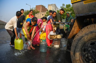 NEW DELHI, INDIA - 22 Mayıs 2024: Delhi Jal Board (DJB) su tankerinin suyu 22 Mayıs 2024 'te Hindistan' ın Yeni Delhi kentinde, Kalyanpuri bölgesinde, NH-24 'te dolduruldu.. 