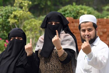 YENİ DELHI, INDIA - 25 Mayıs 2024 'te Hindistan' ın Yeni Delhi kentinde, Savunma Kolonisi 'ndeki altıncı tur seçimlerde oy kullandıktan sonra seçmenler fotoğraf için poz verdiler. 