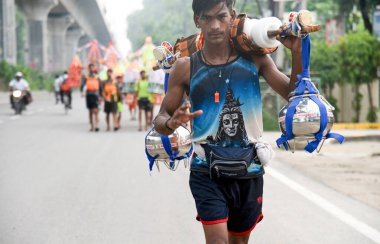 GHAZIABAD, INDIA - 28 Temmuz 2024: Kawariya, Gangajal 'ı Meerut yakınlarındaki Haridwar' dan Murad Nagar 'a getiriyor. Kanwar Yatra, Lord Shiva 'nın müritlerinin yıllık hac yolculuğudur.