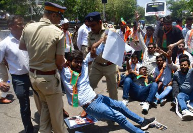 MUMBAI, INDIA - 5 Mayıs 2024: Bharatiya Janata Yuva Morcha (BJYM) Mumbai, Kongre liderlerinin Pakistan 'a olan sevgisini ve yanlış açıklamaları protesto ediyor ve 5 Mayıs 2024' te Hindistan 'ın Mumbai kentinde teröristlerle el ele tutuşuyor!.