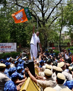 NEW DELHI, INDIA - 31 Mayıs 2024: Delhi BJP Başkanı Virendra Sachdeva, AAP ofisi önünde AAP 'ye karşı yürüttüğü protesto yürüyüşü, 31 Mayıs 2024 tarihinde, Yeni Delhi, Hindistan. Delhi 'de akut su sıkıntısı var.