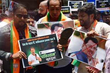 MUMBAI, INDIA - 5 Mayıs 2024: Bharatiya Janata Yuva Morcha (BJYM) Mumbai, Kongre liderlerinin Pakistan 'a olan sevgisini ve yanlış açıklamaları protesto ediyor ve 5 Mayıs 2024' te Hindistan 'ın Mumbai kentinde teröristlerle el ele tutuşuyor!.