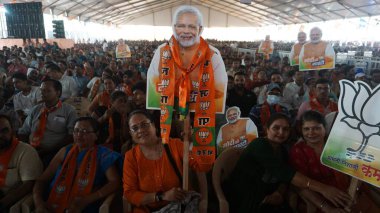 KALYAN, INDIA - 15 Mayıs 2024: Başbakan Narendra Modi 'nin Kalyan Lok Sabha seçim bölgesinde Shiv Sena (Shinde kampı) Kalyan ve Bhiwandi BJP adayları için bulunacağı toplantıda BJP destekçileri görülüyor 