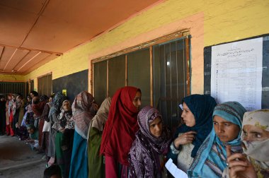BARAMULLAH, INDIA - 20 Mayıs 2024: İnsanlar 20 Mayıs 2024 'te Hindistan' ın Baramullah kentinde yapılan Singhpora bölgesindeki Lok Sabha seçimlerinin beşinci safhasında oy kullanmak için sırada bekliyorlar. 