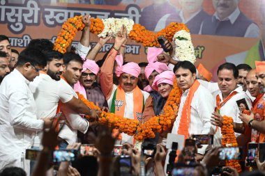 NEW DELHI, INDIA - 19 Mayıs 2024: Madhya Pradesh Genel Sekreteri Mohan Yadav, Sarojini Nagar 'daki Lok Sabha sandıkları seçim kampanyası sırasında Yeni Delhi seçmen adayı Bansuri Swaraj' a destek amacıyla yapılan halk toplantısında.