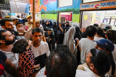 NEW DELHI, INDIA - 25 Mayıs Govt 'ta yapılan General Lok Sabha seçimlerinin altıncı safhasında oy kullananlar. Erkekler Lisesi (Bela Yolu) 25 Mayıs 2024, Yeni Delhi, Hindistan. 