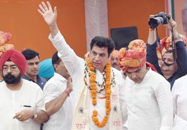 NEW DELHI, INDIA - 5 Mayıs 2024: DPCC Geçici Şefi Devendra Yadav, 5 Mayıs 2024 tarihinde Yeni Delhi, Hindistan 'da parti ofisinde Delhi Kongresi başkanlığını üstlenirken parti çalışanlarına el sallıyor. Delhi Kongre Başkanı olduktan sonra.