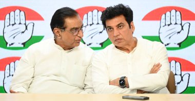 NEW DELHI, INDIA - 4 Mayıs 2024: Eski NCP Milliyetçi Kongre Partisi lideri Yoganand Shastri, Kongre lideri Deepak Babaria ve Devender Yadav, AICC, Akbar Road 'daki geçici DPCC Başkanı.