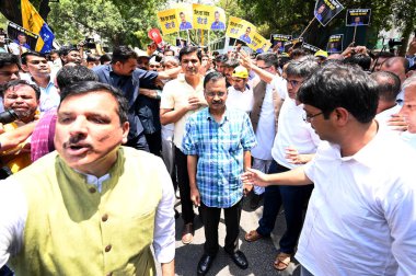 NEW DELHI, INDIA - 19 Mayıs - Delhi Genel Sekreteri Arvind Kejriwal ile birlikte Rajya Sabha milletvekilleri Sanjay Singh, Raghav Chadha, Delhi bakanları Suarabh Bhardwaj ve Gopal Rai, AAP Genel Merkezi 'nin tutuklanmasına karşı BJP' ye doğru bir protesto yürüyüşü yürüttüler. 