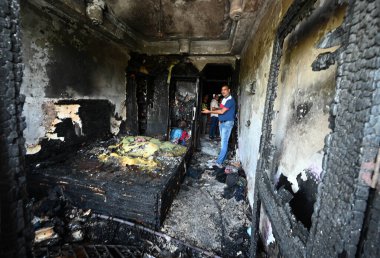 NEW DELHI, INDIA - 26 Mayıs 2024 'te Hindistan' ın Yeni Delhi kentinde, Vivek Vihar bölgesinde Cumartesi gecesi bir yangının patlak verdiği Baby Care New Hospital yakınlarındaki bir komşunun evi yandı.. 