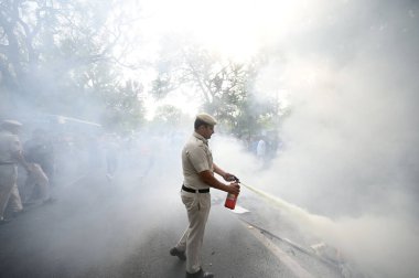 NEW DELHI, INDIA - 29 Nisan 2024 'te Delhi BJP çalışanları kongre başkanı Rahul Gandhi' ye karşı 29 Nisan 2024 'te Yeni Delhi, Hindistan' da protesto eylemi sırasında yangını söndürdü.. 