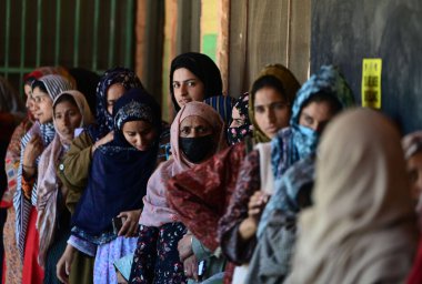 BARAMULLAH, INDIA - 20 Mayıs 2024: İnsanlar 20 Mayıs 2024 'te Hindistan' ın Baramullah kentinde yapılan Singhpora bölgesindeki Lok Sabha seçimlerinin beşinci safhasında oy kullanmak için sırada bekliyorlar