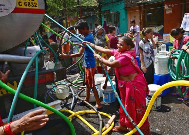 NEW DELHI, INDIA - 29 Mayıs 2024: Chanakyapuri 'deki JJ Cluster Vivekanand Kolonisi sakinleri 29 Mayıs 2024' te Yeni Delhi, Hindistan 'da bir tankerden su doldurdular. 