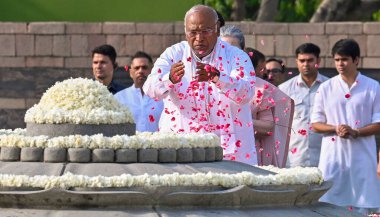 NEW DELHI, INDIA - 21 Mayıs - Meclis Başkanı Mallikarjun Kharge, liderler Sonia Gandhi, Robert Vadra, Raihan Vadra, eski Başbakan Rajiv Gandhi 'ye Anma Töreni' nde şehitliğin 33. yıldönümü münasebetiyle saygılarını sundular. 