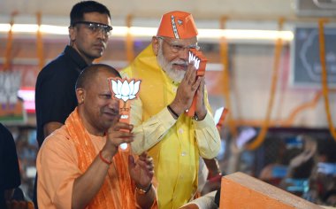 LUCKnow, INDIA - 5 Mayıs 2024: Başbakan Narendra Modi, Feyzabad 'dan (Ayodhya) BJP adayı Lallu Singh' i desteklemek amacıyla Ayodhya 'da düzenlenen yol gösterisinde, UP CM Yogi Adityanath da Rampath' daki yol fuarında hazır bulundu. 