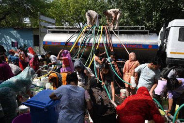 NEW DELHI, INDIA - 31 Mayıs 2024: Delhi Jal Board (DJB) su tankeri sakinleri ve çocukları, Vivekananda Kamp Chanakyapuri 'de yaz aylarında yaşanan bir su krizinin ortasında, 31 Mayıs 2024 tarihinde, Hindistan' ın Yeni Delhi kentinde. 