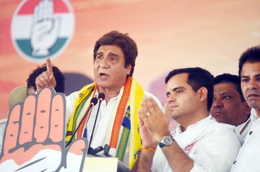 GURUGRAM, INDIA - 3 Mayıs 2024: Kongre Gurugram Lok Sabha seçmen adayı, Bollywood oyuncusu Raj Babbar, 3 Mayıs 2024 'te Hindistan' ın Gurugram kentinde Şama turizm kompleksi yakınlarındaki Sivil Hat 'da aday gösterildikten sonra bir halk toplantısında konuşma yaptı.. 