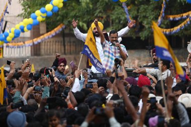 NEW DELHI, INDIA - 12 Mayıs 2024: Delhi CM Arvind Kejriwal ile birlikte Yeni Delhi seçmen adayı Somnath Bharti 'nin Moti Nagar' da yapılacak Lok Sabha seçimlerine destek için düzenlenen yol gösterisinde görülen Punjab 'ın başkanı Bhagwant Mann