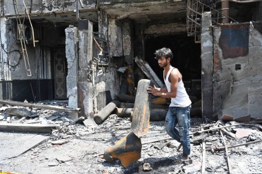 26 Mayıs 2024 'te Yeni Delhi, Hindistan' da Vivek Vihar bölgesinde Cumartesi gecesi yangın çıkan Bebek Bakımı New Born Hastanesi 'nde tıbbi malzemelerin ve diğer eşyaların kalıntıları bulundu..