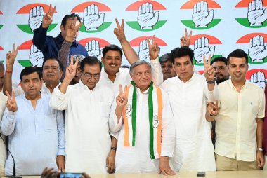 NEW DELHI, INDIA - 4 Mayıs 2024: Eski NCP Milliyetçi Kongre Partisi lideri Yoganand Shastri, Kongre lideri Deepak Babaria ve Devender Yadav, AICC, Akbar Road 'daki geçici DPCC Başkanı.