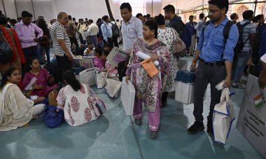 MUMBAI, INDIA - 19 Mayıs 2024: Seçim görevlileri tarafından dağıtılan seçim ekipmanlarını kontrol edin ve 2024 Lok Sabha seçimleri için oy kullanma kabinini sağlama alın, Sir JJ Sanat Okulu, CSMT, 19 Mayıs 2024, Mumbai, Hindistan.