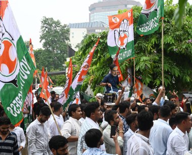 NEW DELHI, INDIA - 26 Temmuz 2024: Merkez Govt 'un Kursi Bachao Bütçesini protesto eden Hint Gençlik Kongresi üyeleri Shastri Bhawan' ın dışında, 26 Temmuz 2024 tarihinde Yeni Delhi, Hindistan 'da Dr. Rajendra Prasad Road' da. 