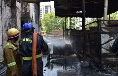 GHAZIABAD, INDIA - 18 Mayıs 2024: Cumartesi öğleden sonra Arihant Harmony 'de büyük bir yangın çıktı ve Indirapuram' da iki dizel jeneratör seti yakındaki dört dairede büyük hasara yol açtı