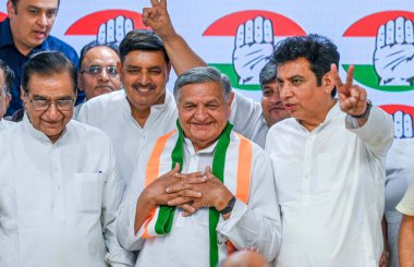 NEW DELHI, INDIA - 4 Mayıs 2024: Eski NCP Milliyetçi Kongre Partisi lideri Yoganand Shastri, Kongre lideri Deepak Babaria ve Devender Yadav, AICC, Akbar Road 'daki geçici DPCC Başkanı.