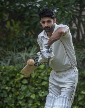 MUMBAI, INDIA - 4 Mayıs 2024: Bollywood oyuncusu Karan Wahi, 4 Mayıs 2024 tarihinde Hindistan 'ın Mumbai kentinde yayınlanan özel bir röportajda poz verdi.